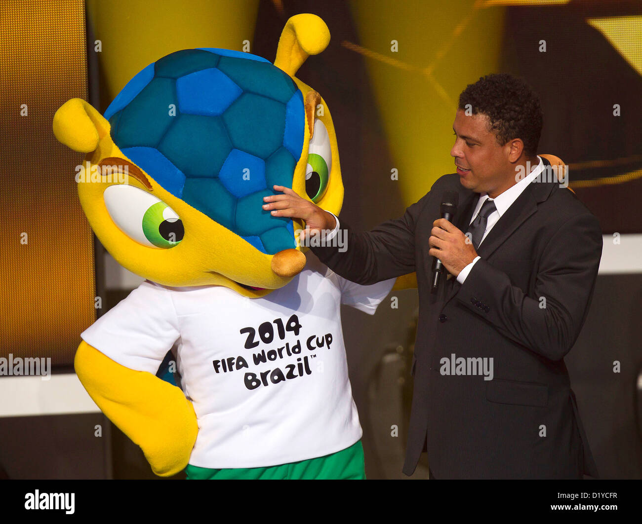 Ronaldo, right, poses with Fuleco, left, mascot of the 2014 Soccer World Cup, during FIFA Ballon d'Or Gala 2012 at the Kongresshaus on January 7, 2013 in Zurich, Switzerland. Foto: S.Lau Stock Photo