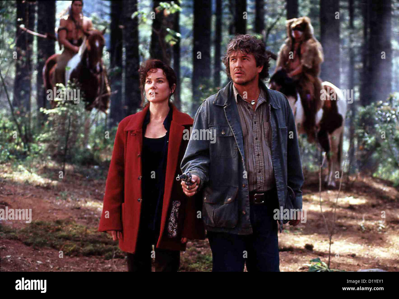 Das Tal Der Letzten Krieger  Last Dogmen  Barbara Hershey, Tom Berenger In den Bergen entdecken Lewis (Tom Beringer) und Lilian Stock Photo