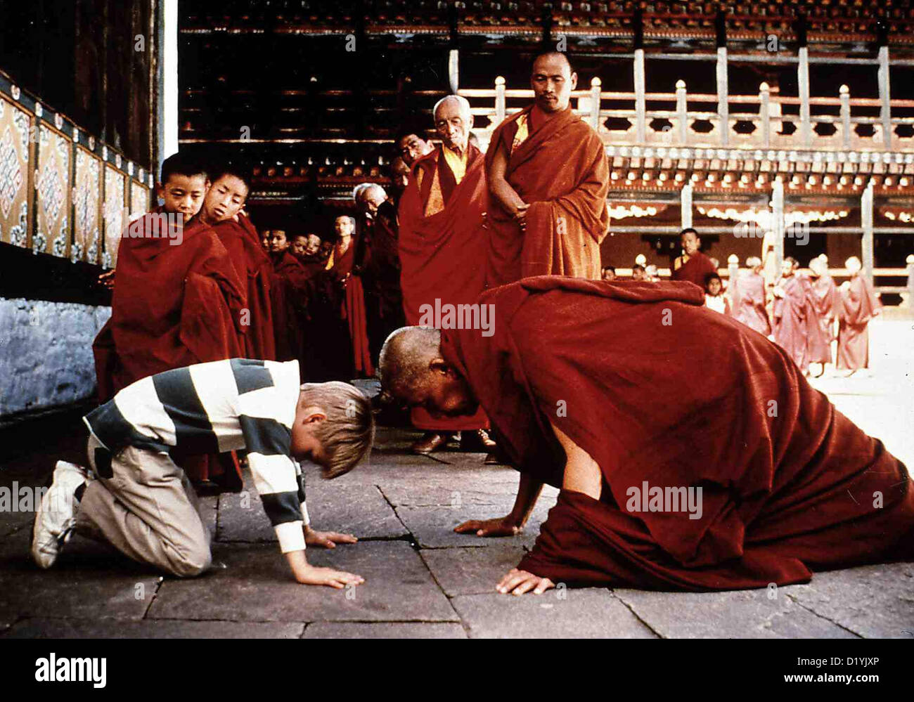Little Buddha  Little Buddha  Jesse Conrad (Alex Wiesendanger ,l) mit Lama Norbu (Ying Ruocheng ,r) *** Local Caption *** 1994 Stock Photo
