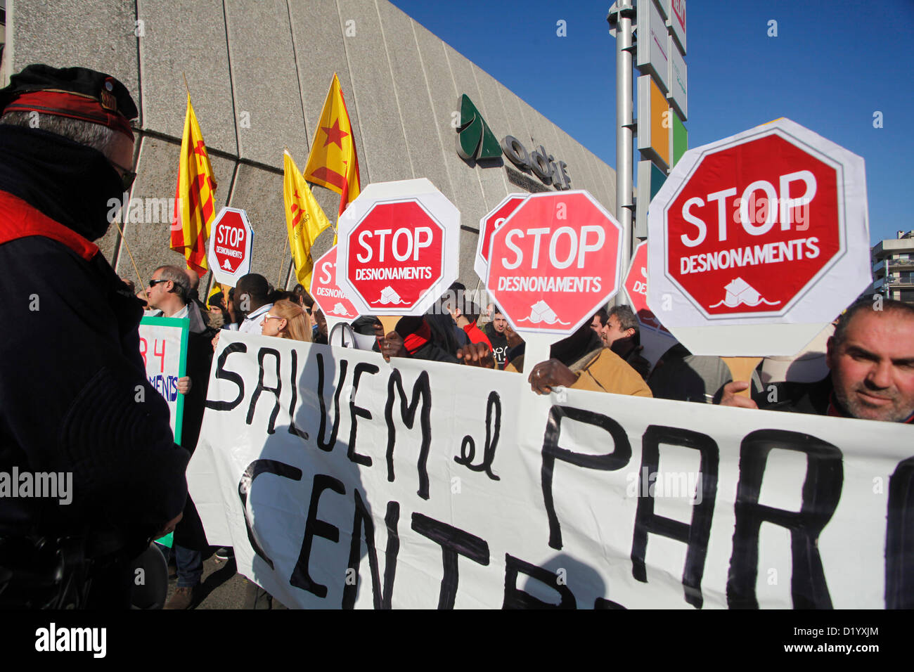 La inauguración del AVE a Girona reúne a Rajoy y Artur Mas. Mientras tanto se manifiestan gente en contra de la política hipotecaria de gobierno delante de la estación de tren de Girona Stock Photo