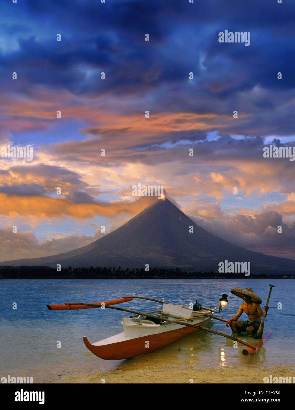 Fishermen, Mayon volcano near Legazpi City, eruption at sunset, Legazpi, Luzon Island, Philippines, Asia Stock Photo