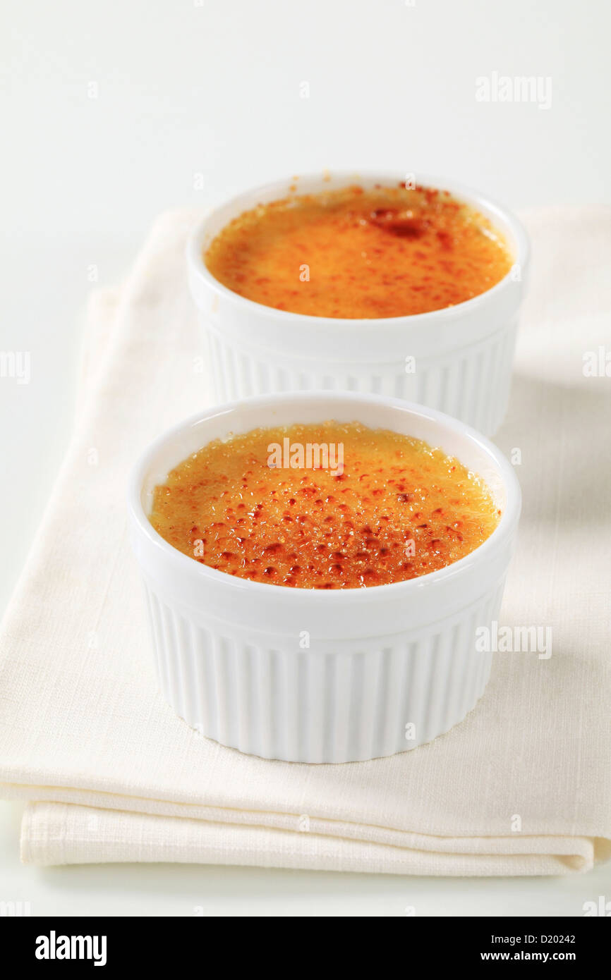 Creme brulee in white ramekins Stock Photo Alamy