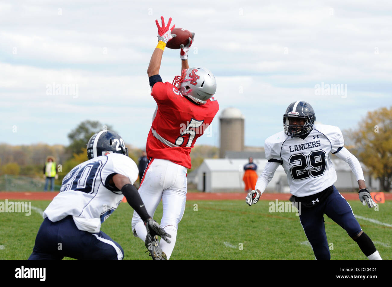 Football player leaping hires stock photography and images Alamy