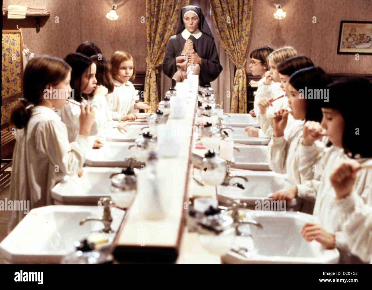 Madeline Madeline Frances Mcdormand Miss Clavel Frances Mcdormand Mit Ihren Waisenmaedchen Local Caption 1998 Stock Photo Alamy