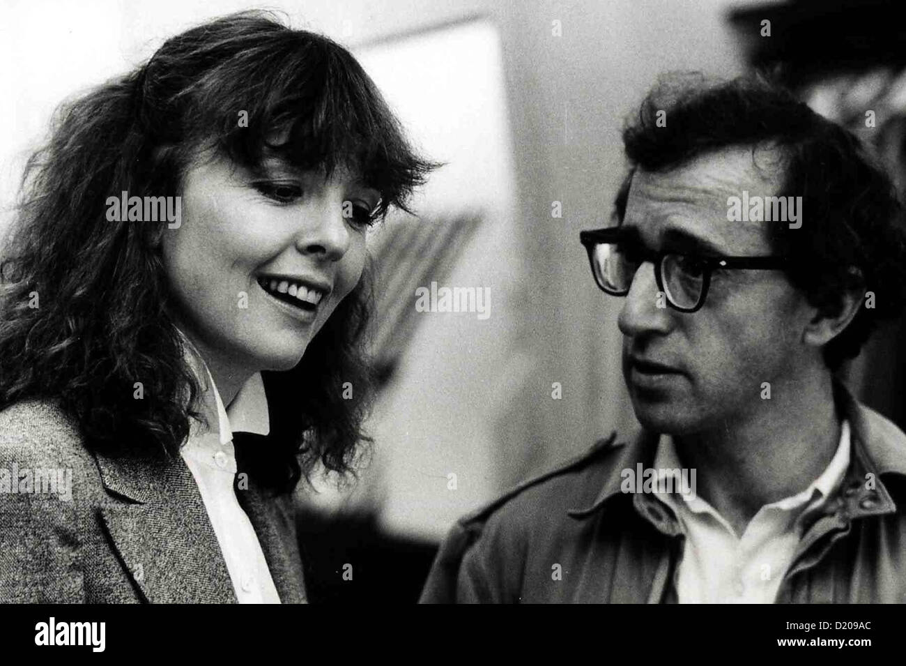 Manhattan  Manhattan  Diane Keaton, Woody Allen Mary (Diane Keaton) und Isaac (Woody Allen) beginnen eine Affaere miteinander. Stock Photo