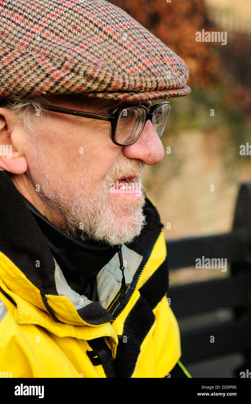 Elderly man wearing coat hi-res stock photography and images - Alamy