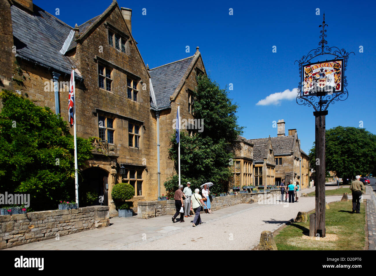 Broadway cotswolds high street hi-res stock photography and images - Alamy