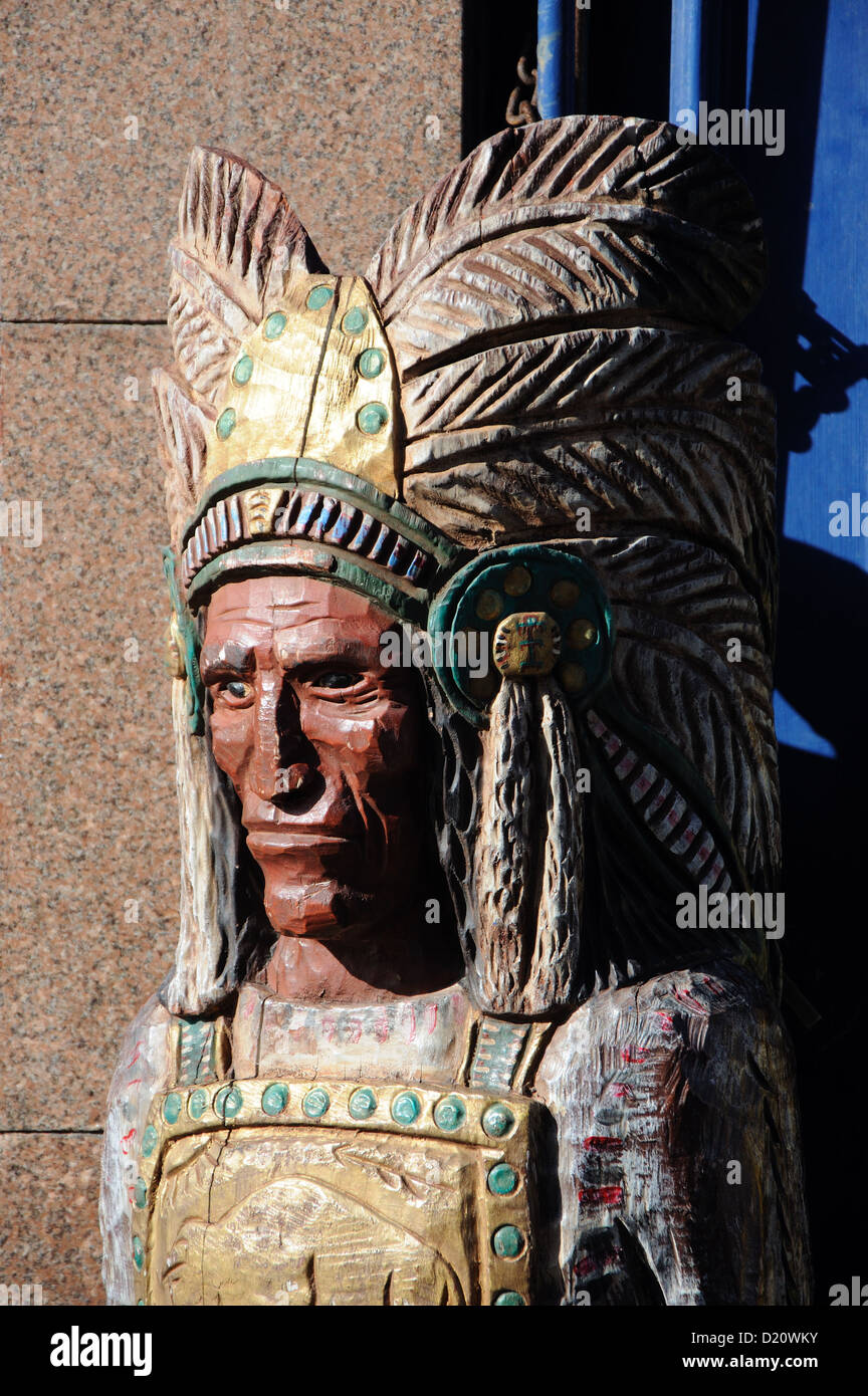wood carving of native american indian chief outside a tobacconists, the Royal Mile, Edinburgh, Scotland, UK Stock Photo