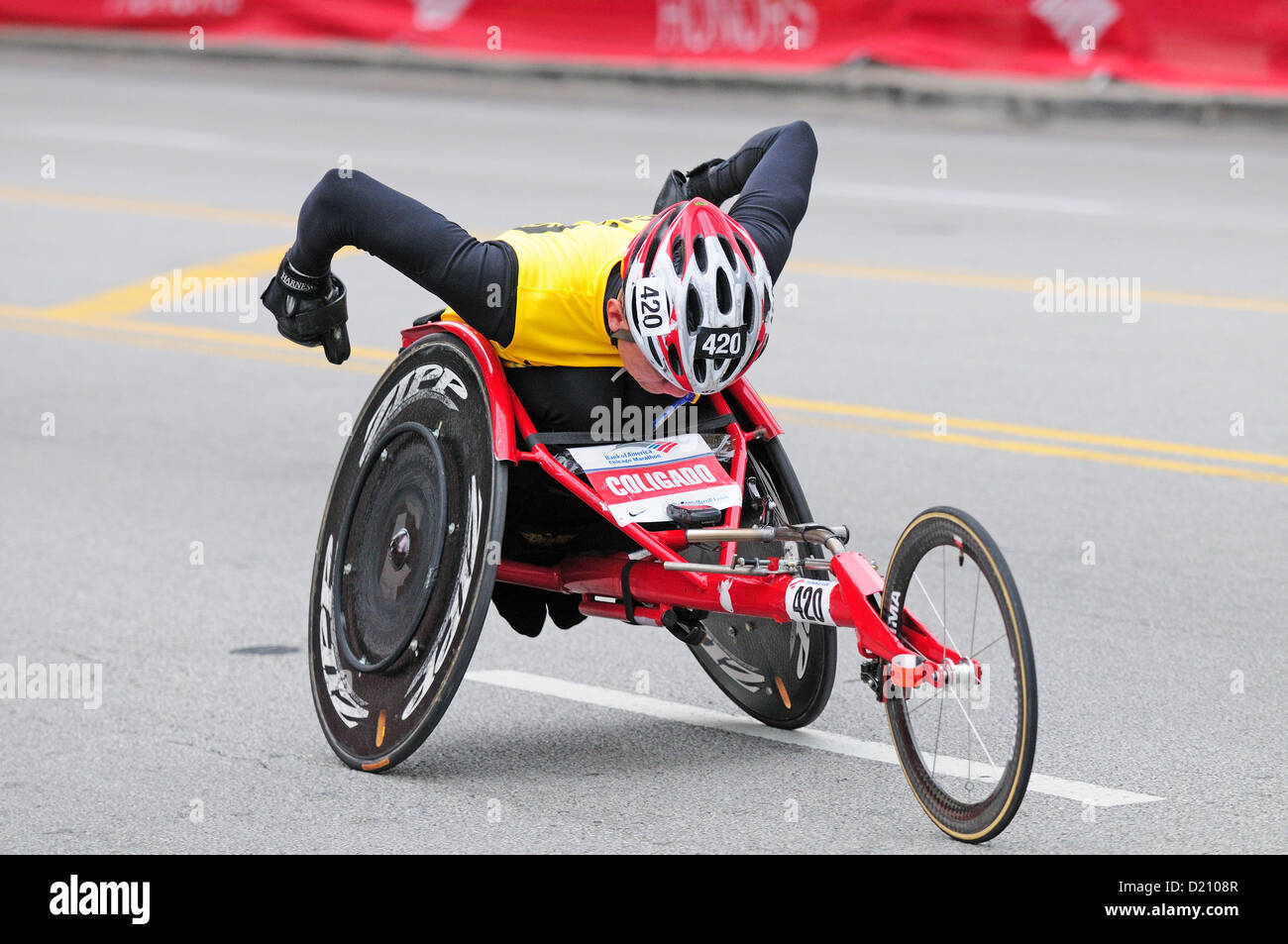 USA Illinois Chicago 2012 35th Chicago Marathon Wheelchair competitor accelerates as he nears the 26-mile point Stock Photo