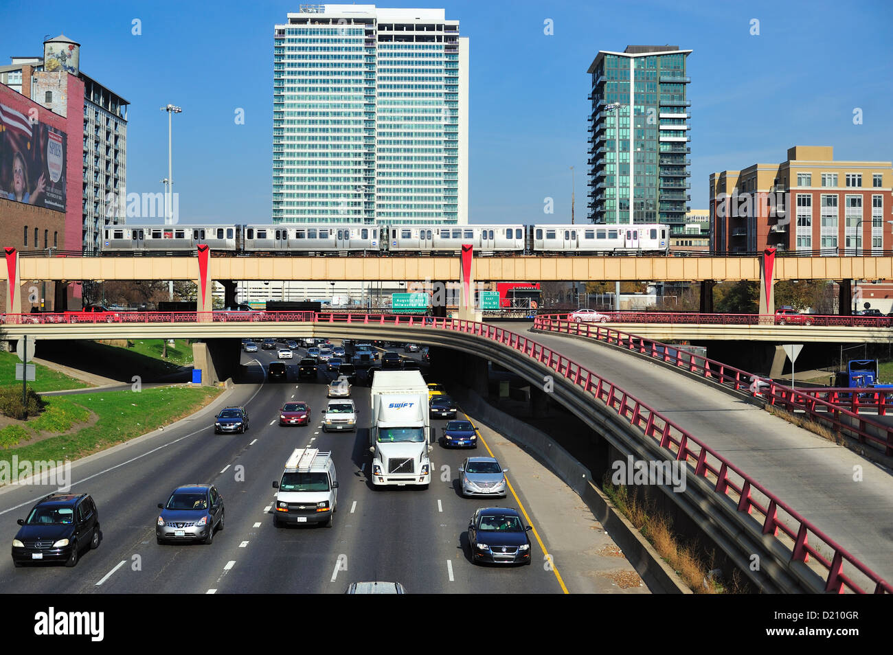 USA Illinois Chicago CTA Green Line rapid transit train and Traffic Kennedy Expressway non-rush hour pace Stock Photo