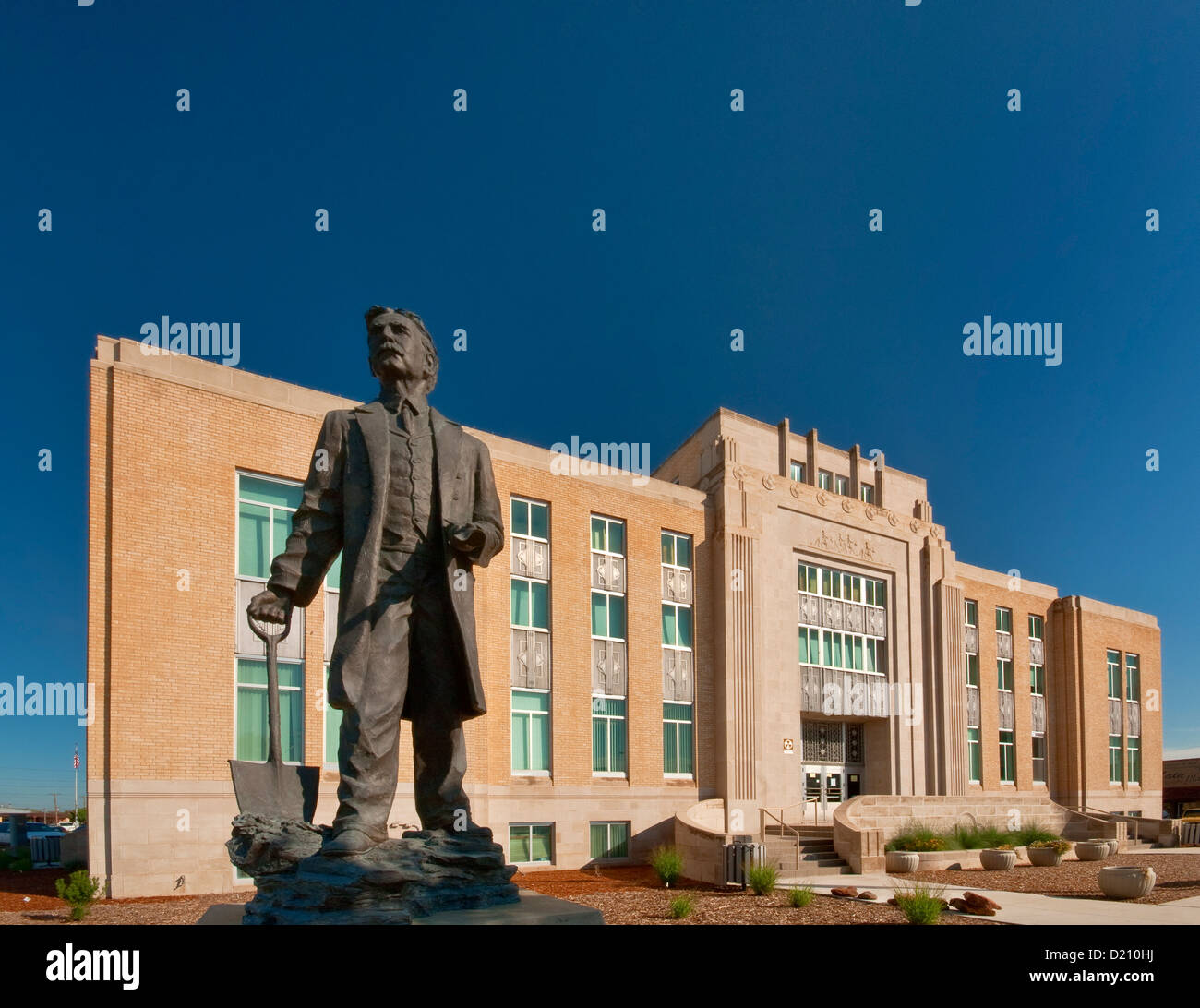 Statue of Washington E Lindsey in front of Roosevelt County Courthouse in Portales, New Mexico, USA Stock Photo