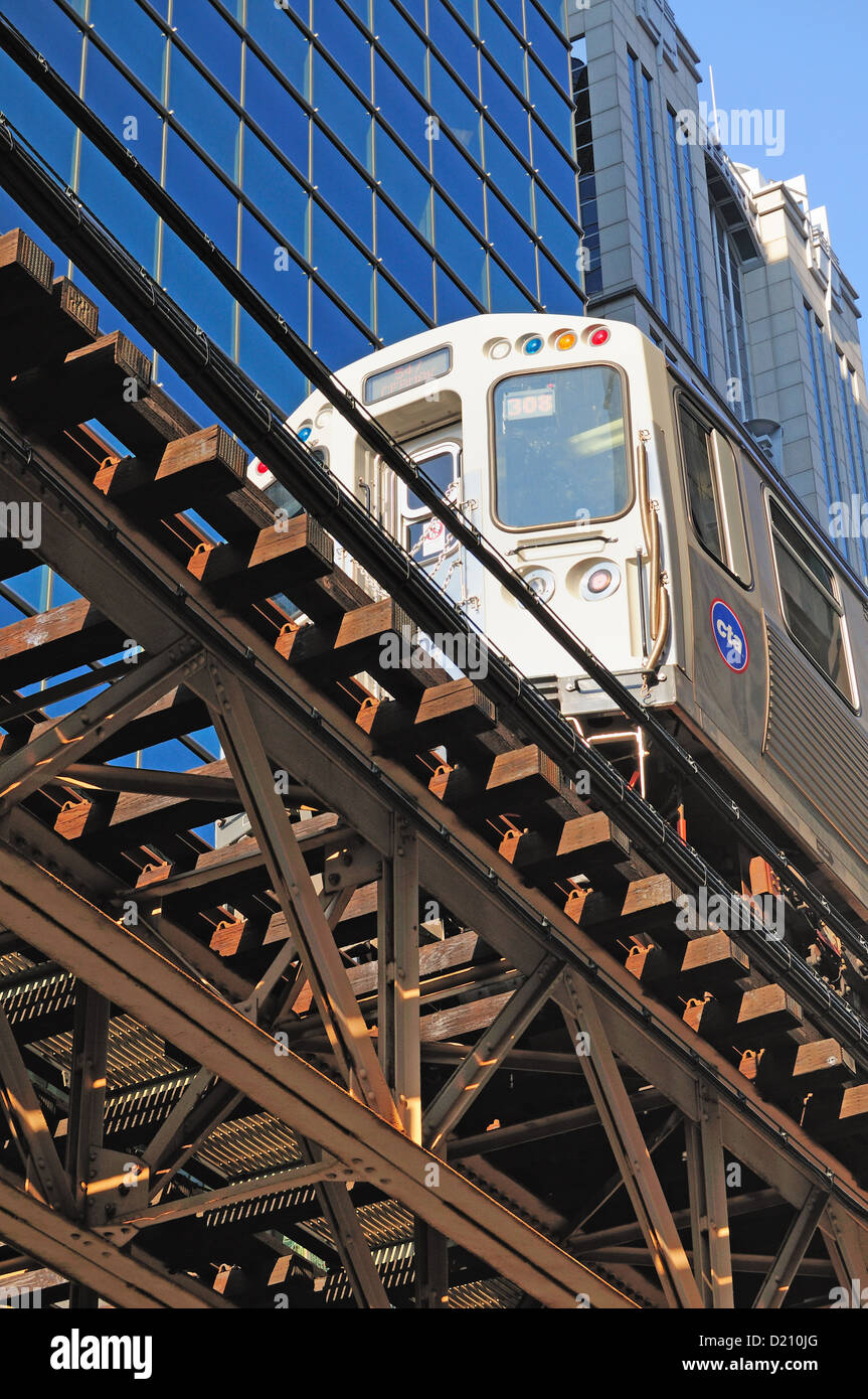 USA Illinois Chicago CTA Pink Line rapid transit train on elevated structure above Lake Street in Chicago's Loop. Stock Photo