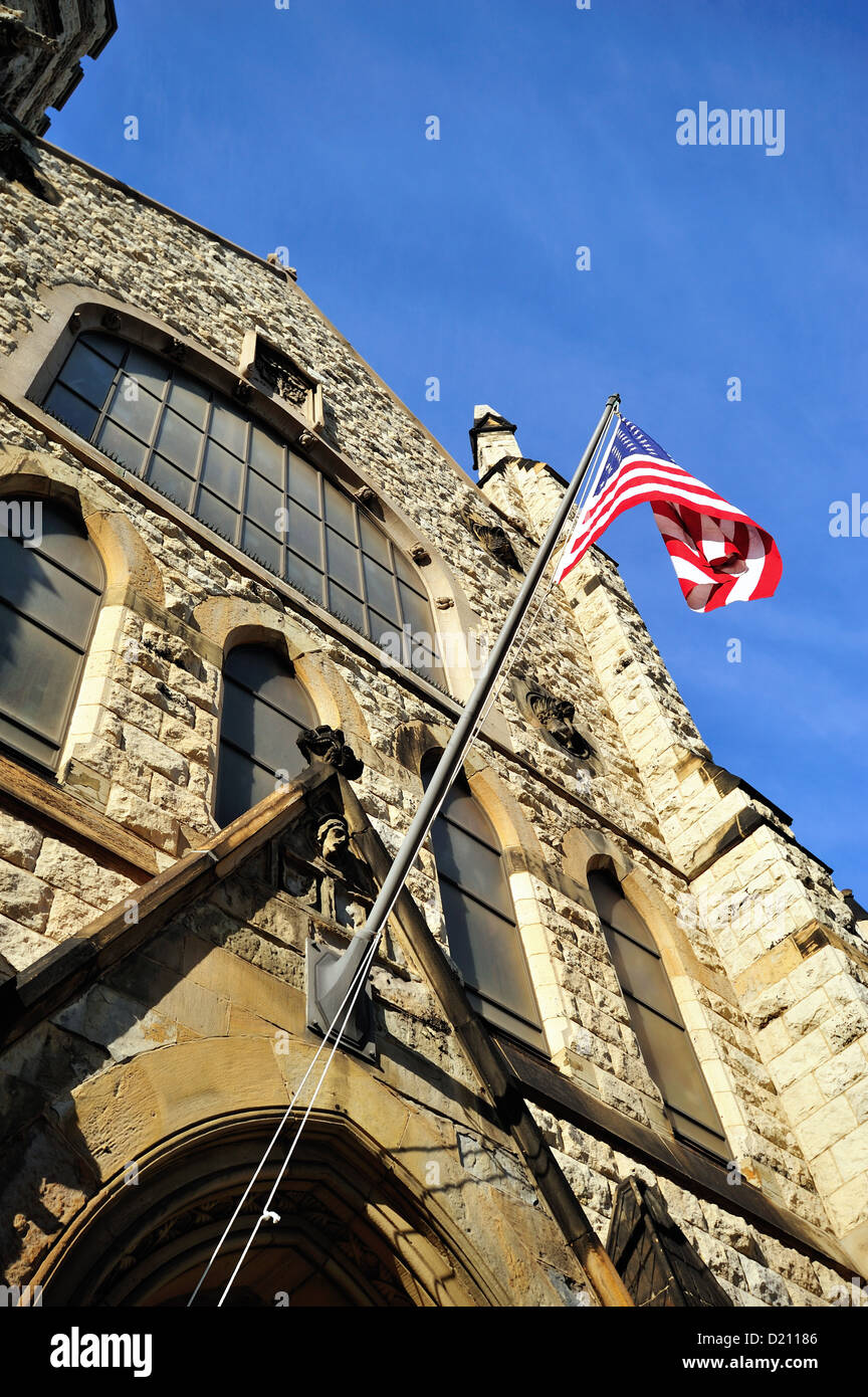 USA Illinois Chicago American Flag Second Presbyterian Church Gothic Revival church South Michigan Avenue. Chicago, Illinois, USA. Stock Photo