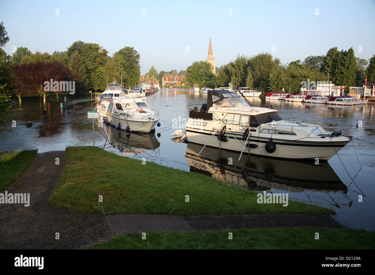 River Thames flooding Abingdon, Oxfordshire, England July 2007, stranded boats on flood foot path. Stock Photo
