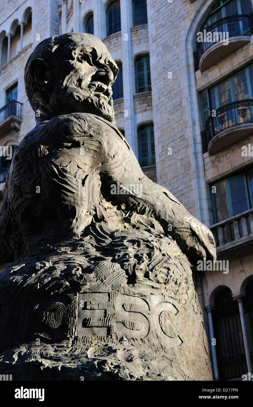 Barcelona, Catalonia, Spain. Bust of Francesc Cambó i Batlle (Francesc Cambó: 1876-1947 - Catalan politician) on Via Laietana Stock Photo