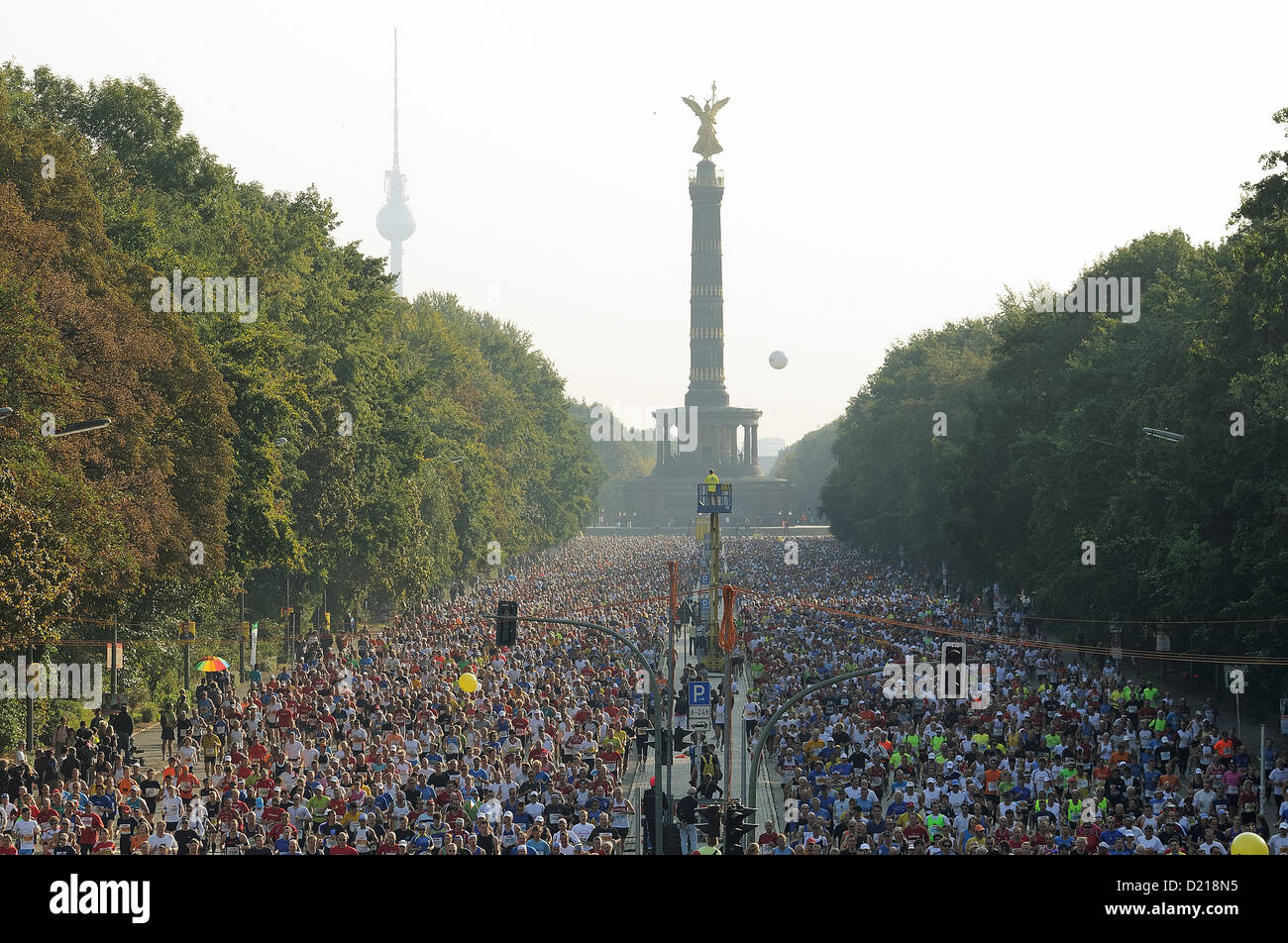 Berlin, Germany, runners and Victory Column in the 36th Berlin Marathon Stock Photo