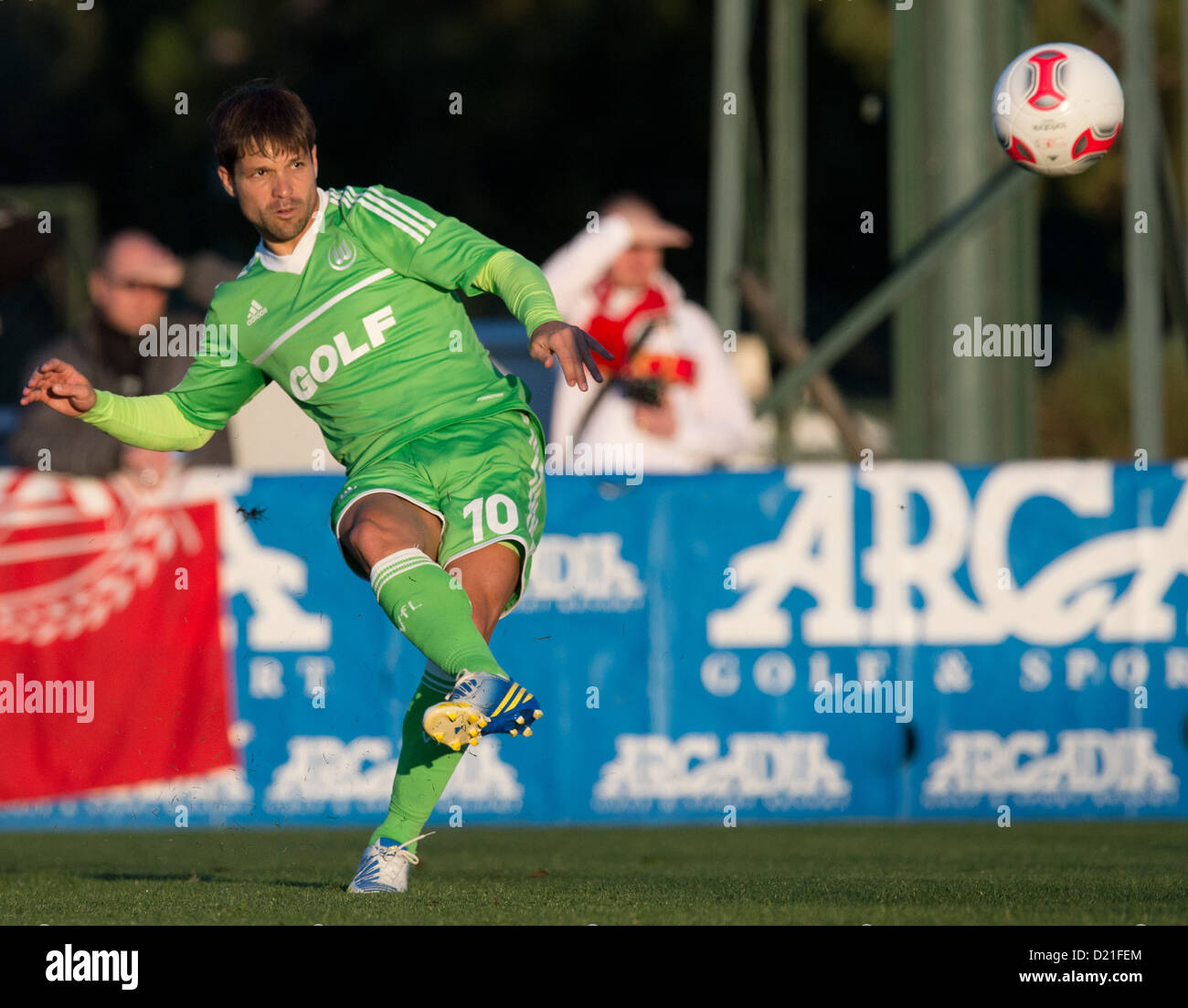 Wolfsburg's Diego kicks the free kick to Madlung who headbutts the ball to score the 2-0 goal during the test match between VfL Wolfsburg and Standard Liege at Arcadia Stadium in Kadriye, Turkey. Wolfsburg won the match 3-1. Photo: Soeren Stache Stock Photo