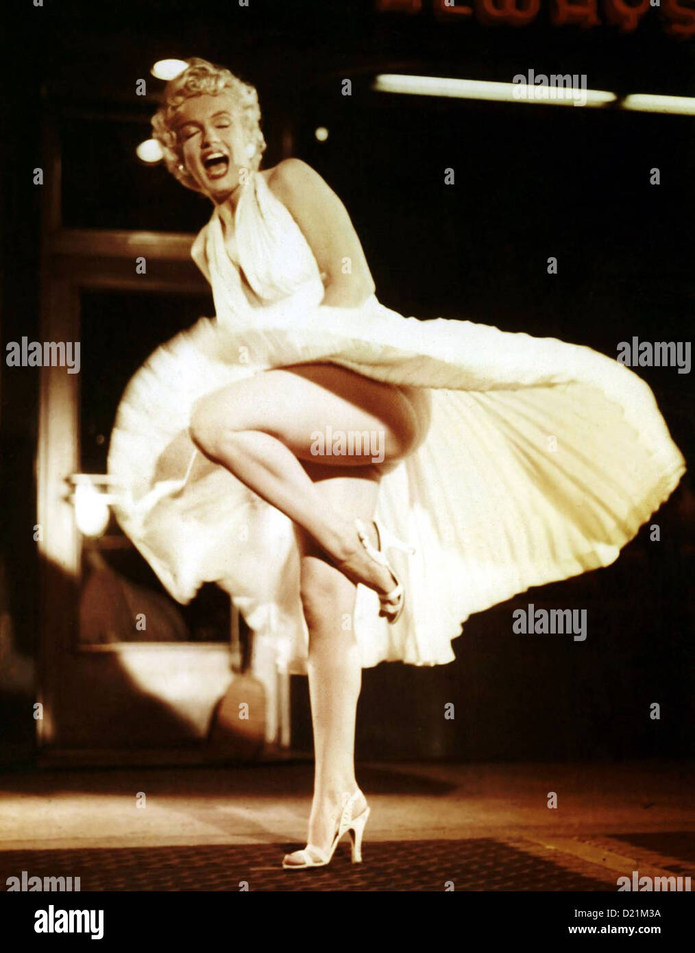 Marilyn skirt blowing up hi-res stock photography and images - Alamy