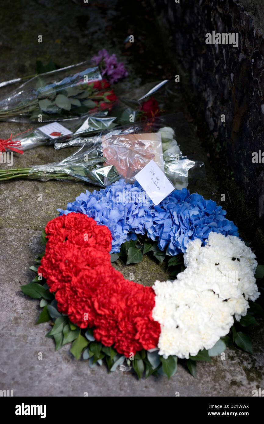 Wreath of flowers funeral hires stock photography and images Alamy