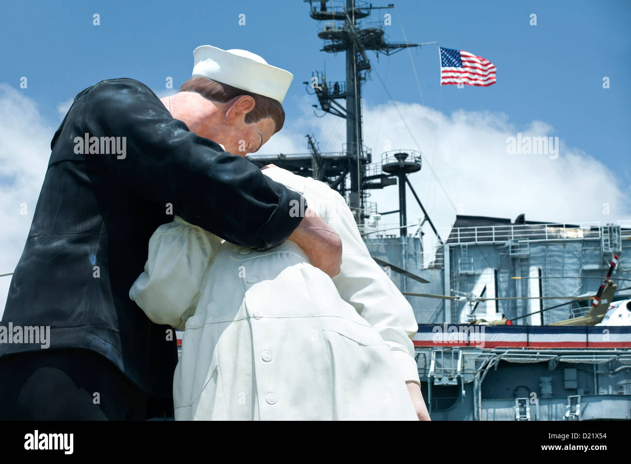 HISTORICAL 2007 UNCONDITIONAL SURRENDER KISS SCULPTURE (©SEWARD JOHNSON