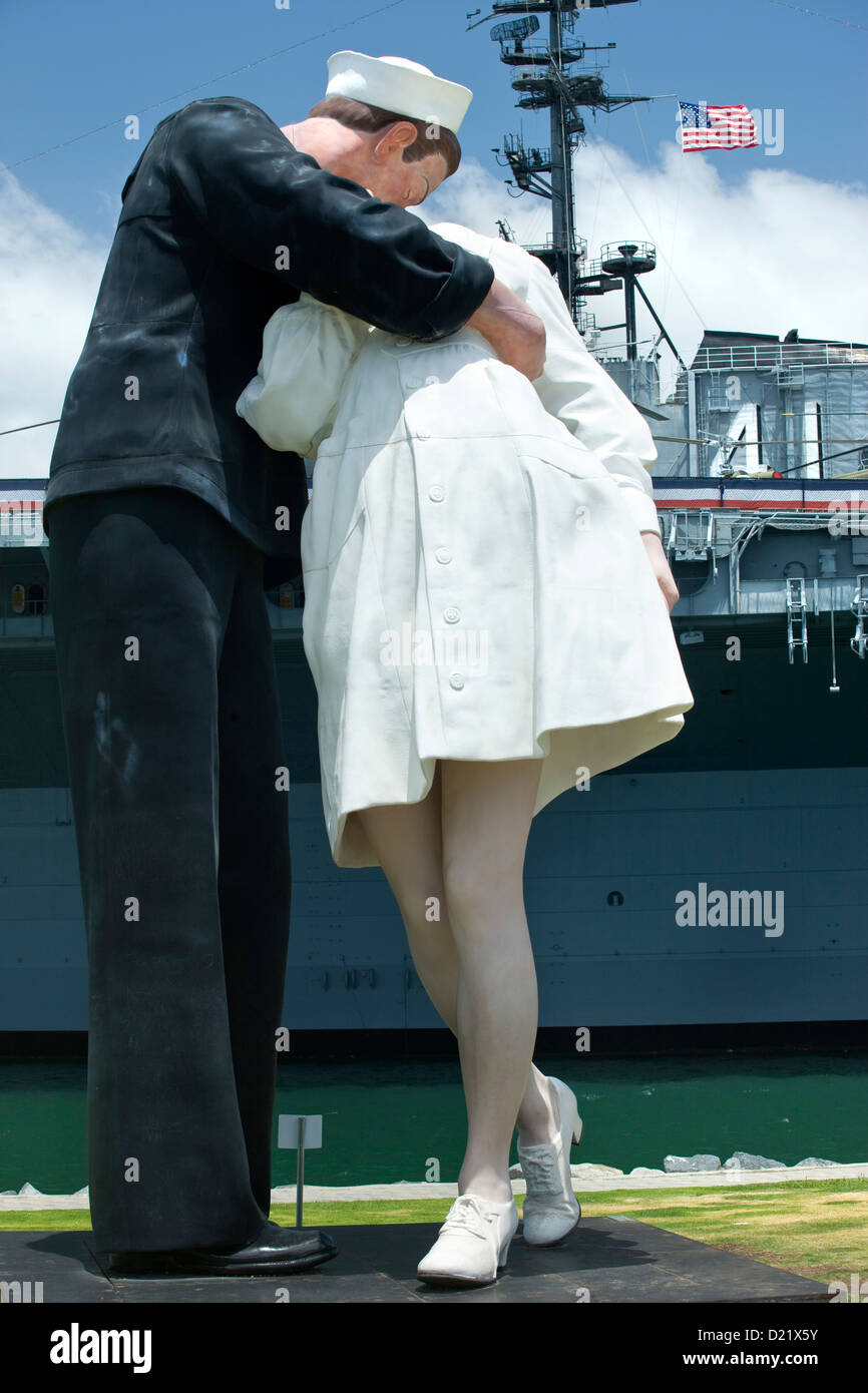 HISTORICAL 2007 UNCONDITIONAL SURRENDER KISS SCULPTURE (©SEWARD JOHNSON