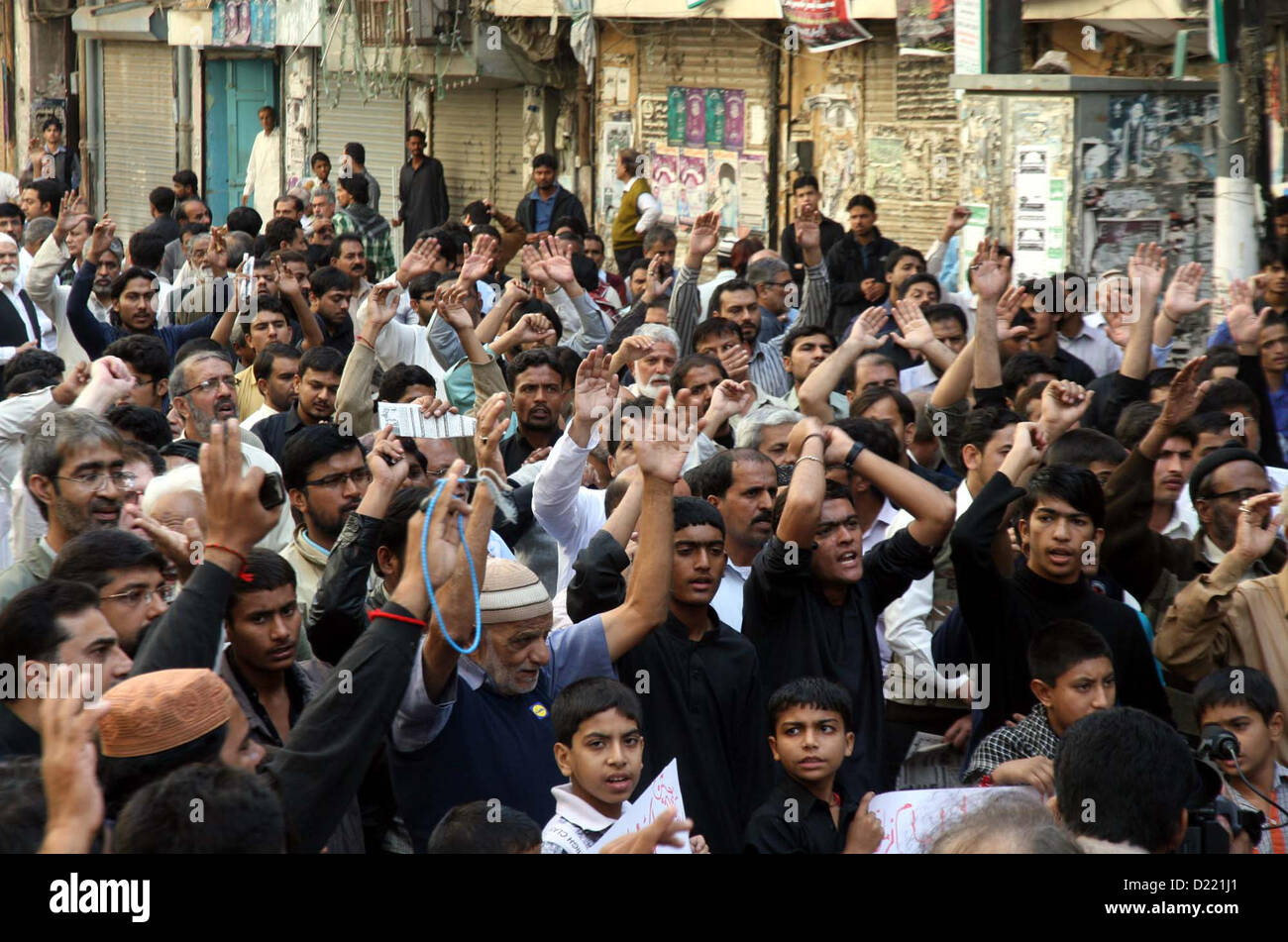 Shiite Muslims chant slogans against bomb blast at Qandhari Imambargah ...
