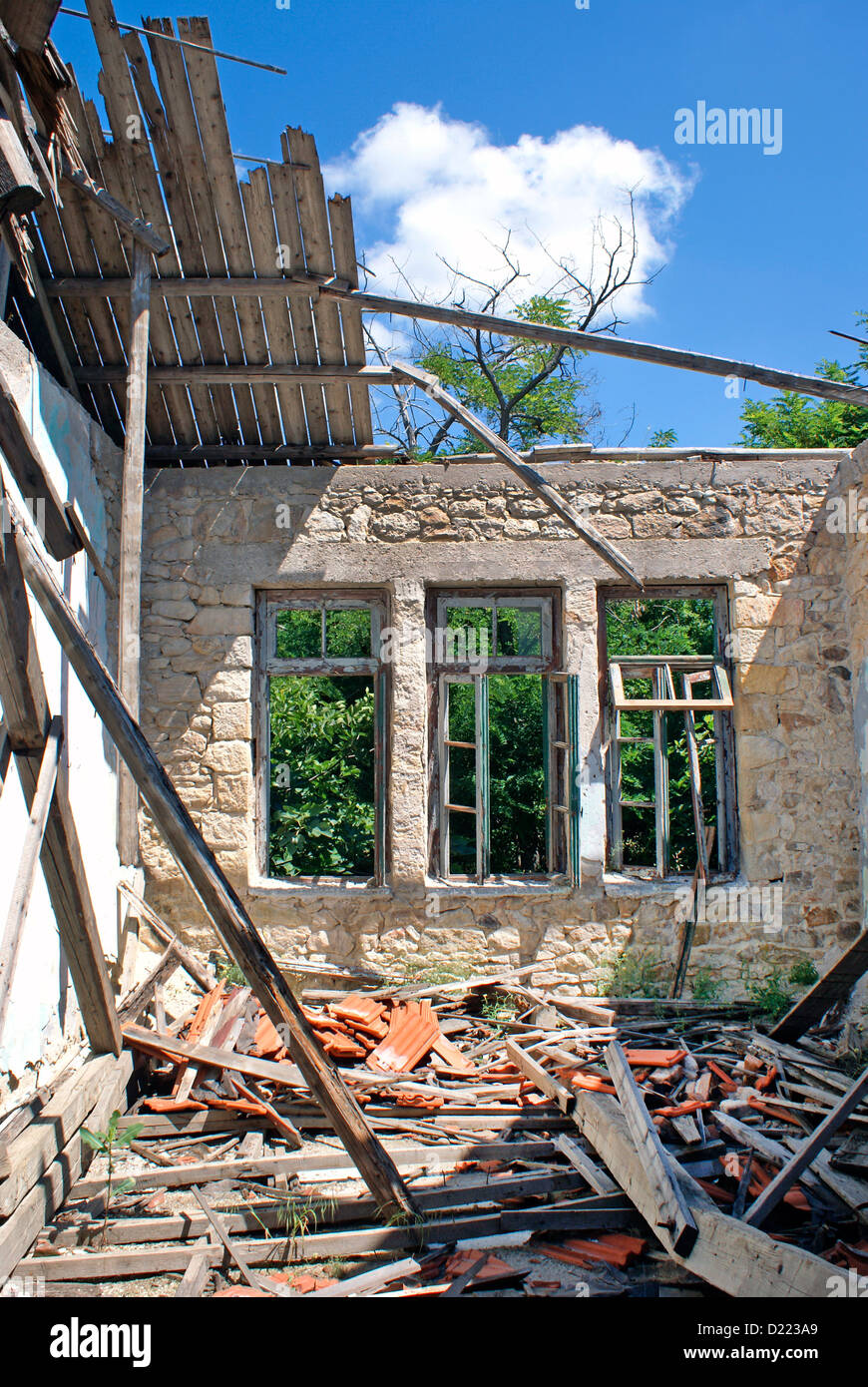 Earthquake wreck hi-res stock photography and images - Alamy