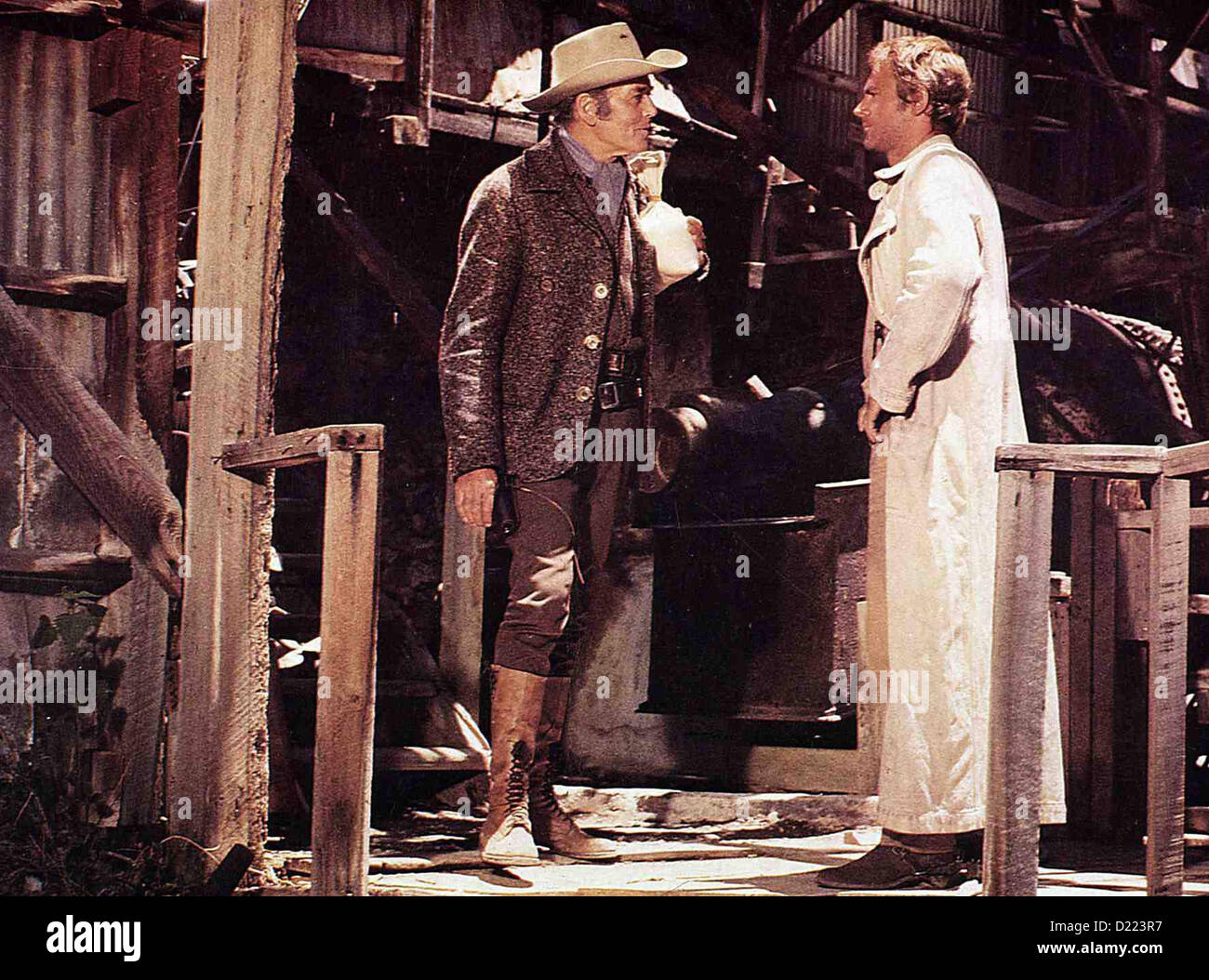 Mein Name Ist Nobody  My Name Is Nobody  Henry Fonda, Terence Hill Aber Nobody (Terence Hill, r) muss feststellen, dass sein Stock Photo