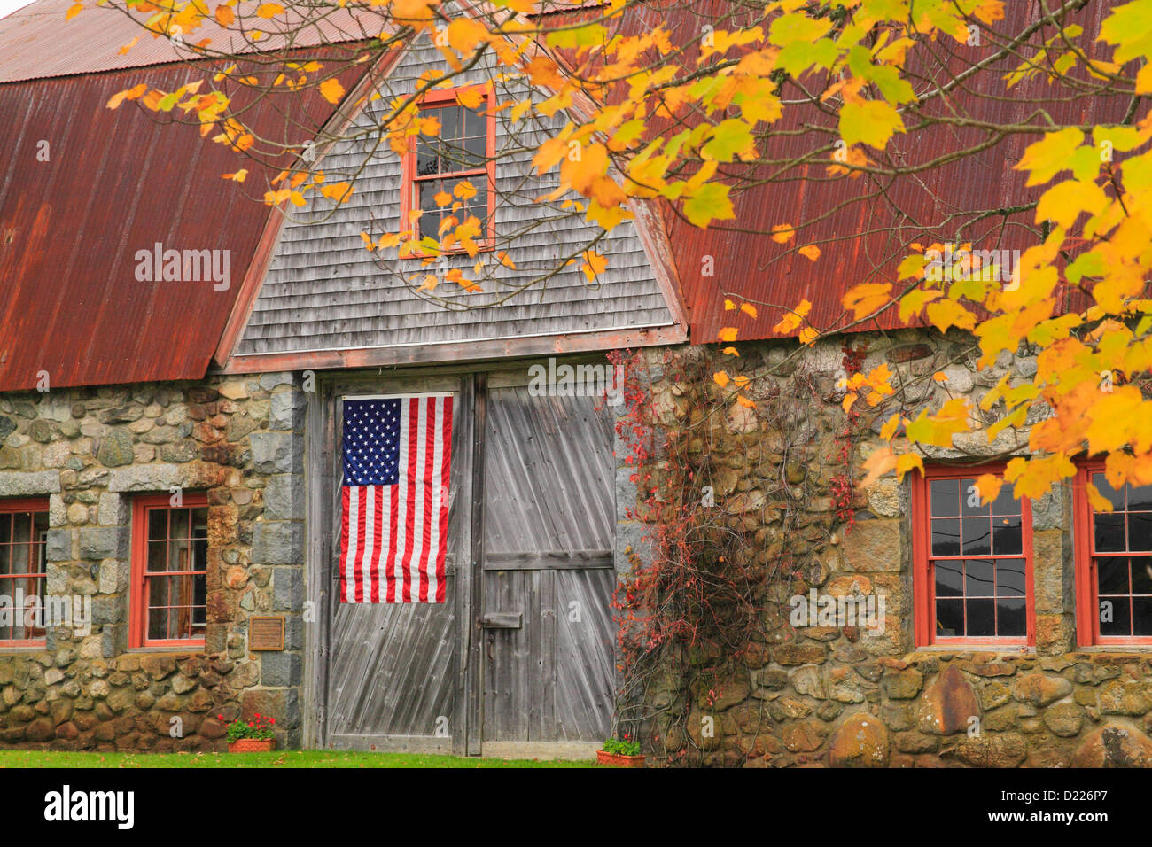 Country drive barn flag hires stock photography and images Alamy