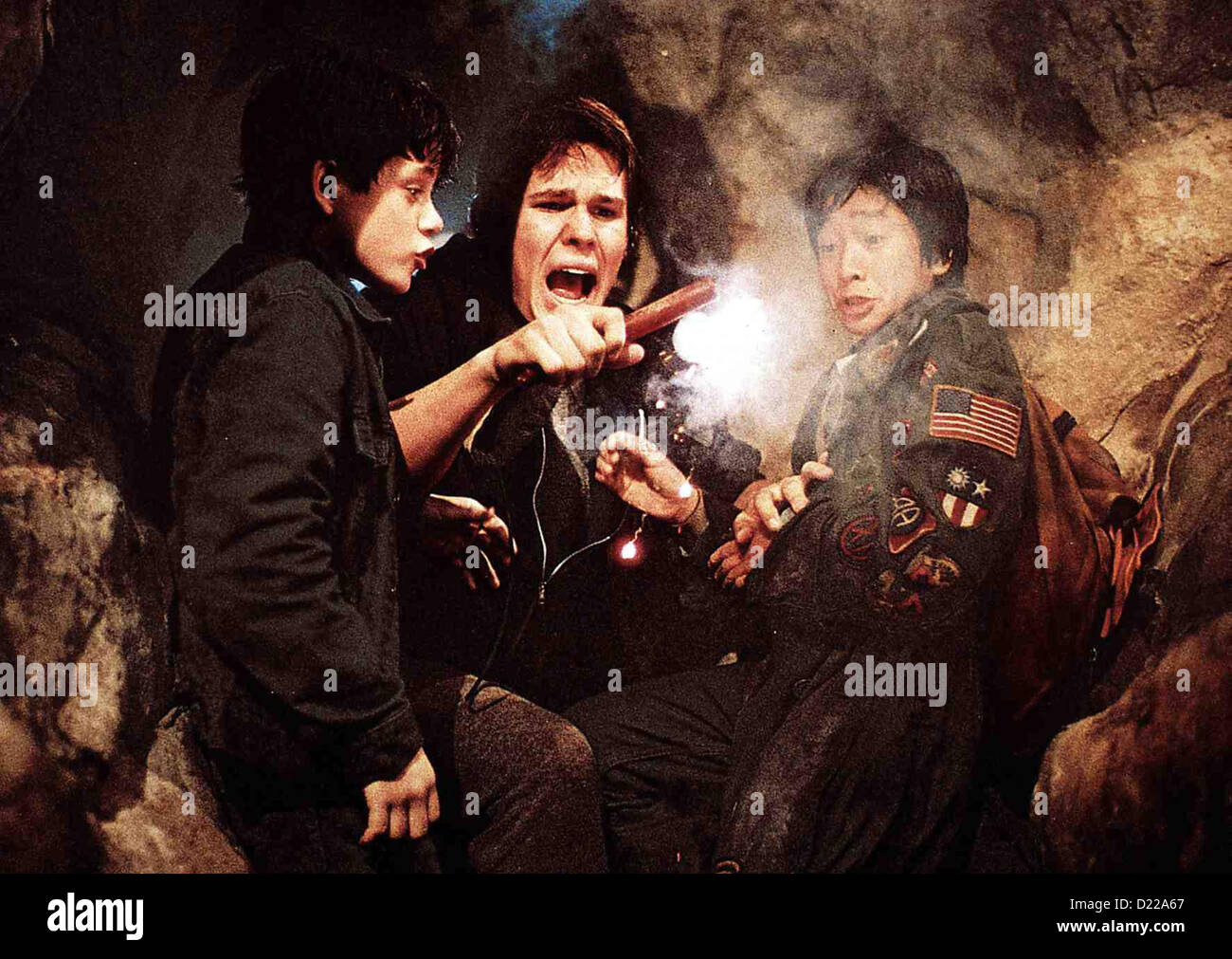 Die Goonies  Goonies,  Sean Astin, Josh Brolin, Ke Huy-Quan Der Einstieg in den beschriebenen Tunnel ist sehr riskant. *** Stock Photo