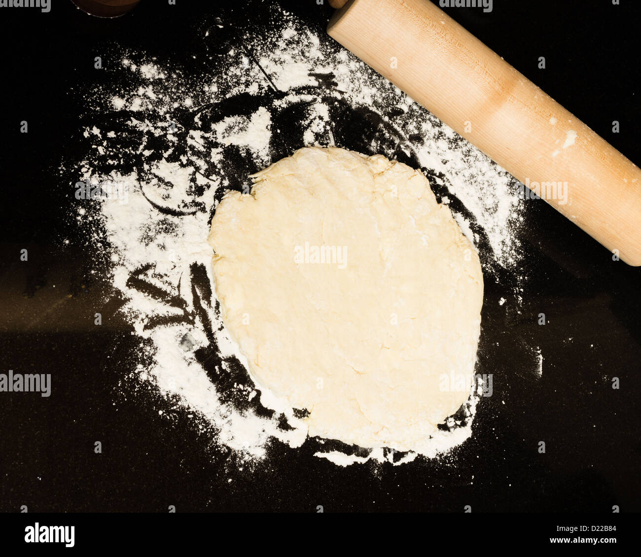 Rolling pin and a round of dough for biscuits Stock Photo Alamy