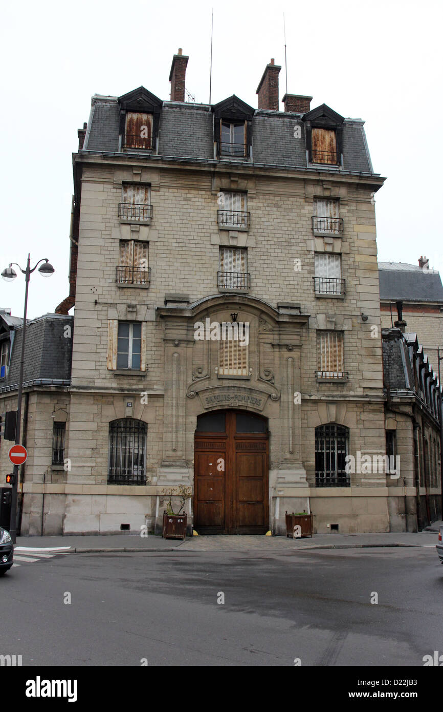 Facade of a traditional apartment building in Paris, France Stock Photo