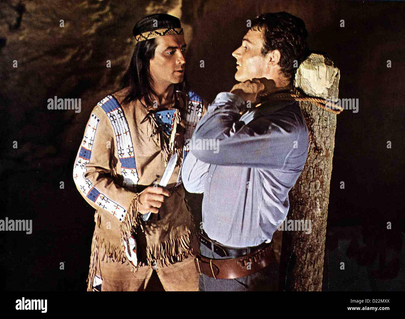 Old Surehand  Old Surehand  Pierre Brice, Mario Girotti (Terence Hill) Winnetou (Pierre Brice) kommt Toby (Mario Girotti), der Stock Photo