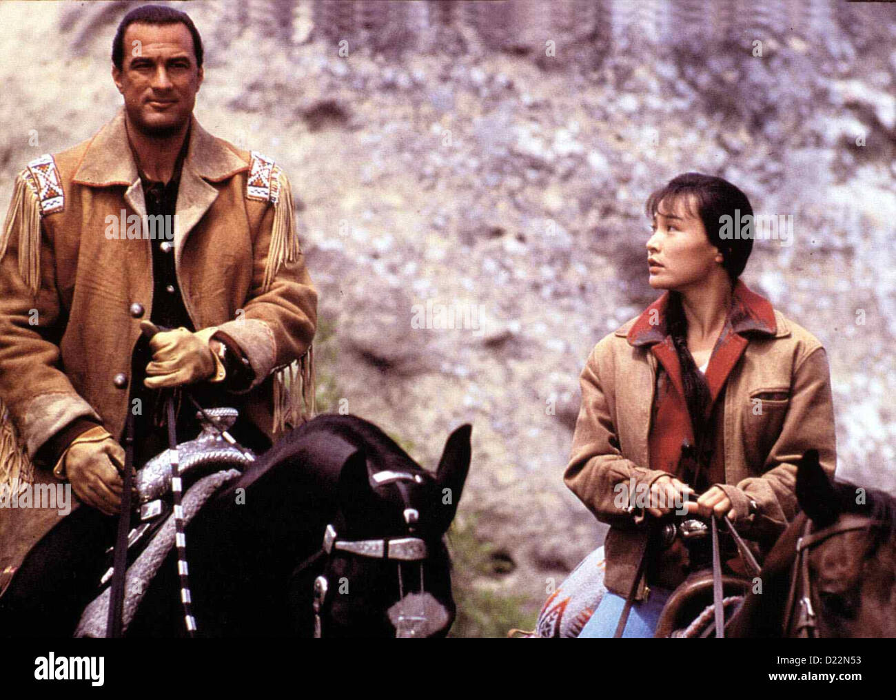 Auf Brennendem Eis  On Deadly Ground  Steven Seagal, Joan Chen Taft (Steven Seagal) hilft den Ureinwohnern im Kampf - Stock Image