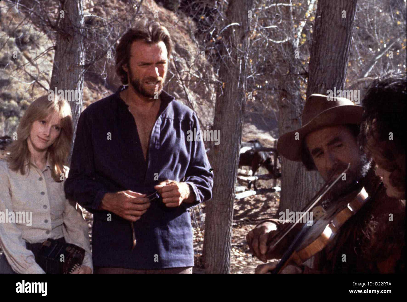 Der Texaner  Outlaw Josey Wales,  Sondra Locke, Clint Eastwood Wales (Clint Eastwood,2vl) rettet Laura Lee (Sondra Locke) vor Stock Photo