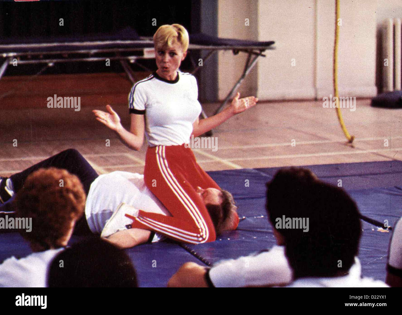 Police Academy 1 - Duemmer Als Die Polizei Erlaubt Police Academy Leslie  Easterbrook Sgt. Callahan (Leslie Easterbrook) zeigt Stock Photo - Alamy