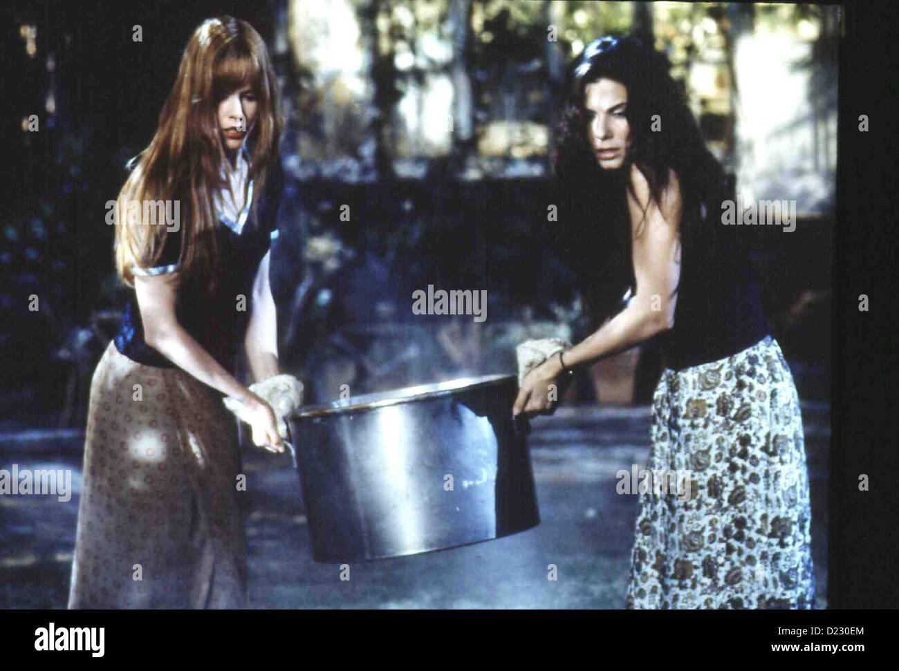 Zauberhafte Schwestern  Practical Magic  Gillian Owens (Nicole Kidman), Sally Owens (Sandra Bullock) *** Local Caption *** 1998 Stock Photo