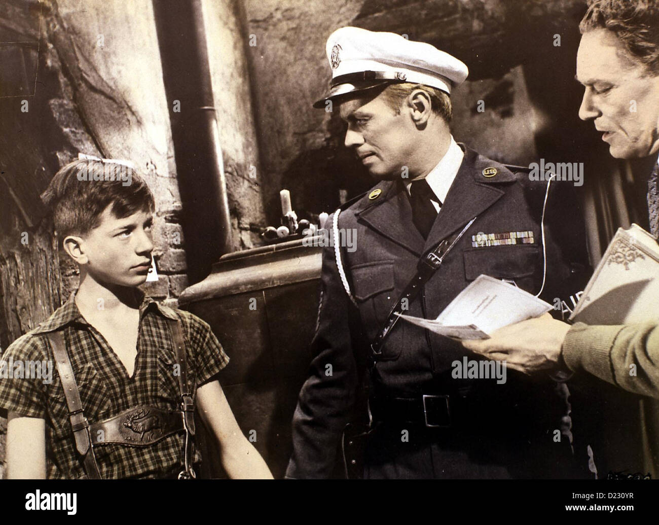 Kennwort: Berlin-Tempelhof  Prize Gold,  Conrad (Andrew Ray,l), Sgt. Lawrence (Richard Widmark) und Dr. Zachmann (Karel Stock Photo