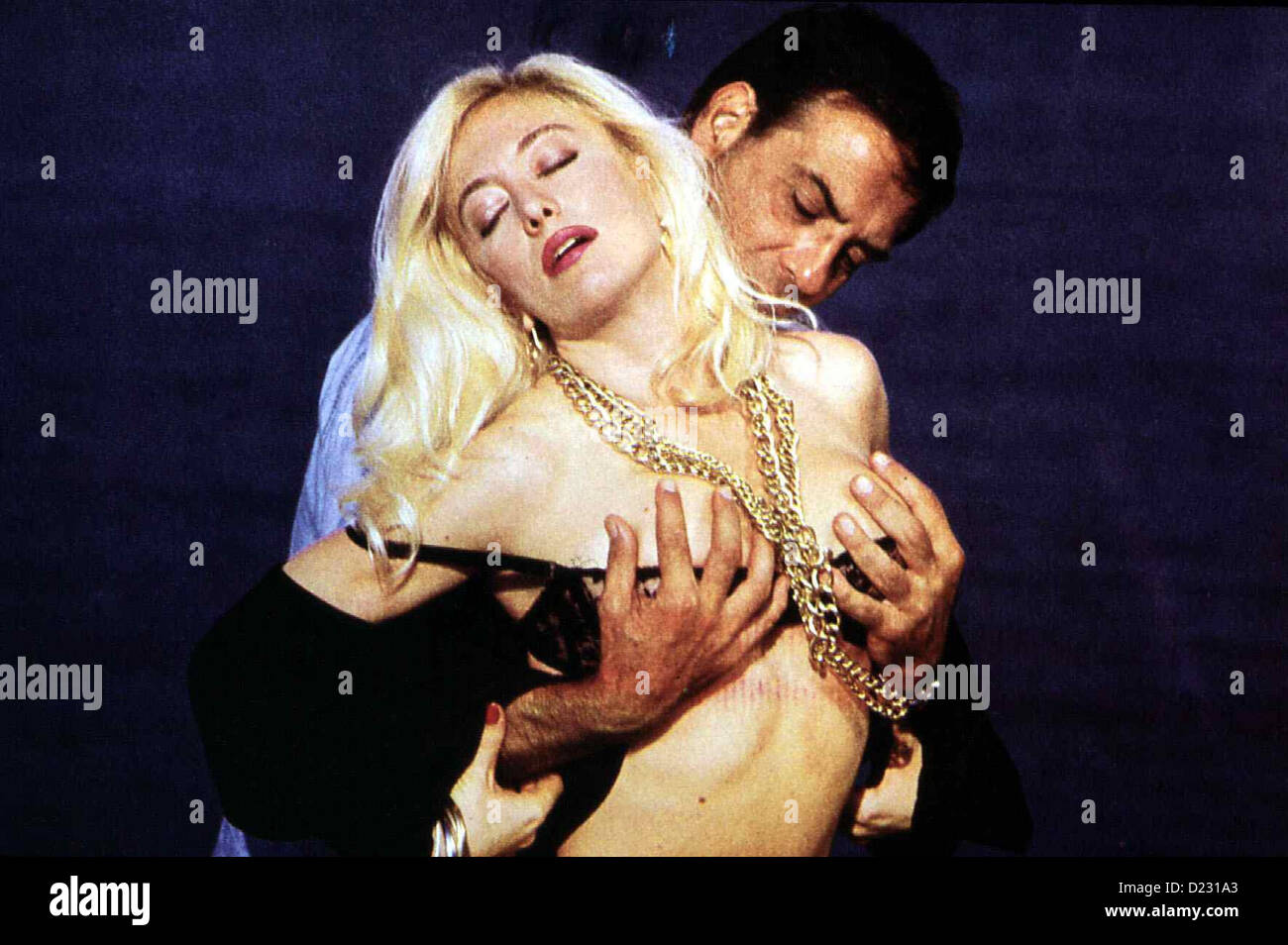 Erotic Games Provocazione Moana Pozzi, Marino Mase Eine junge Witwe sucht  fuer ihre fast erwachsenen Stieftoechter einen Stock Photo - Alamy