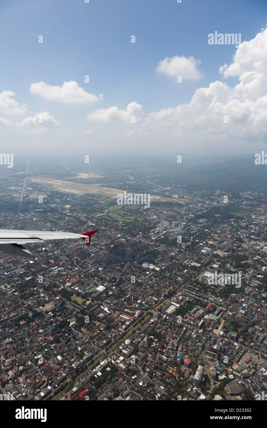 Plane flying over city hi-res stock photography and images - Alamy