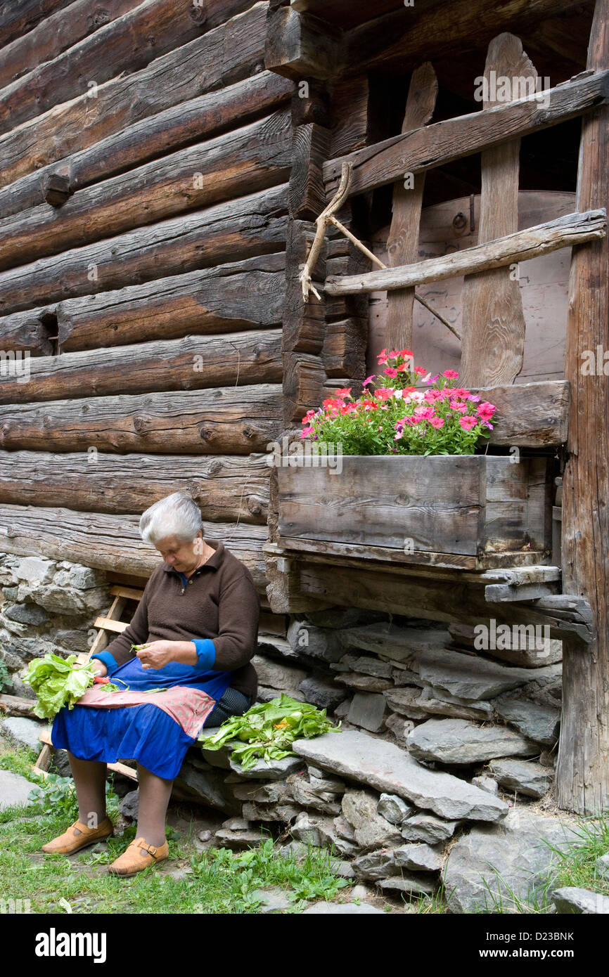 Piemonte: Pedemonte - Walser house inhabitant sorts the vegetables Stock Photo