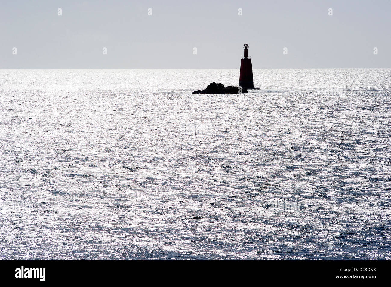 Leuchtfeuer vor der Atlantikküste im Gegenlicht und starkem Wind Stock Photo