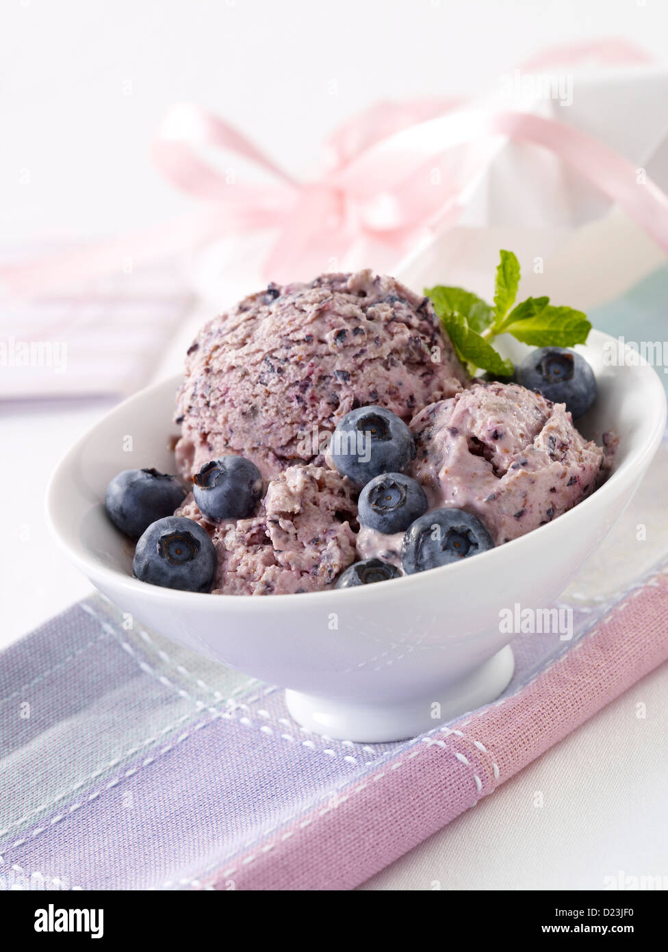 Blueberry frozen yogurt ice cream Stock Photo Alamy