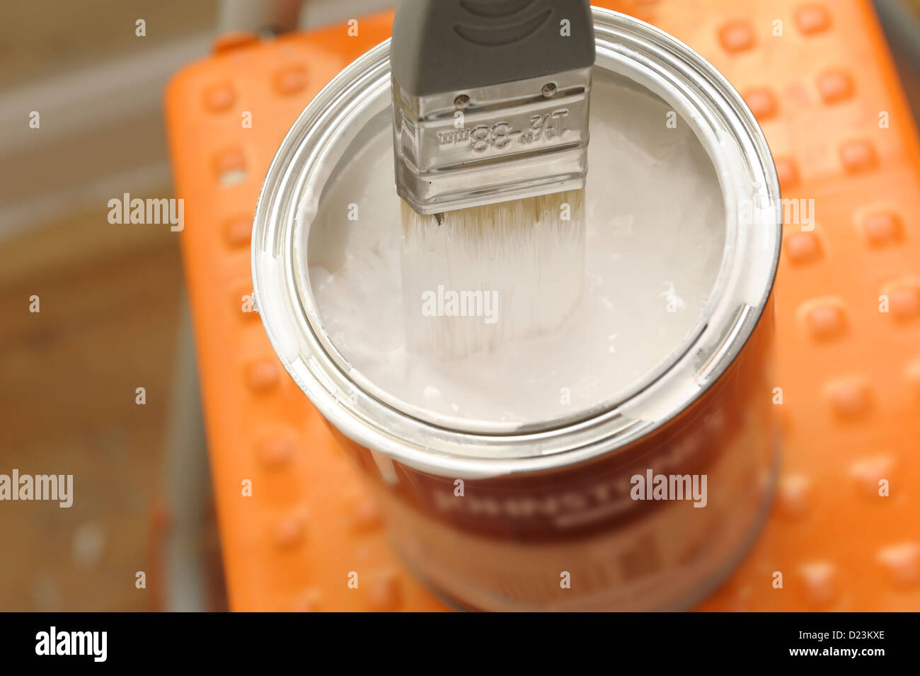 white gloss tin of paint and paintbrush Stock Photo Alamy