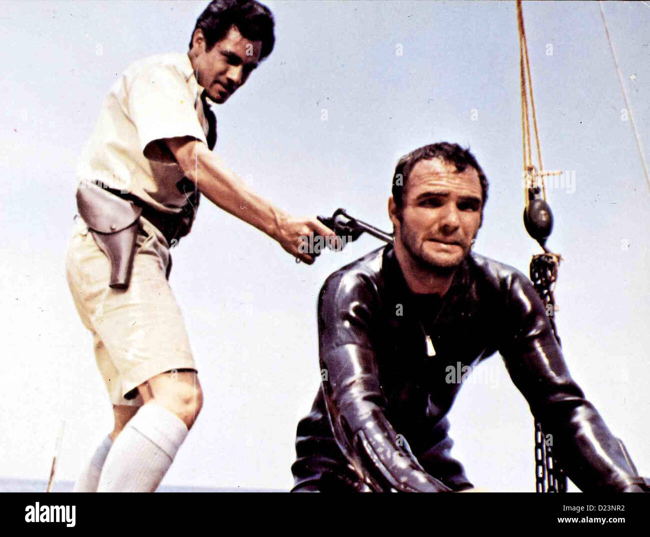 Hai  Shark  Burt Reynolds, Barry Sullivan Als Caine (Burt Reynolds) merkt, dass sein Arbeitgeber Mallare (Barry Sullivan) in Stock Photo