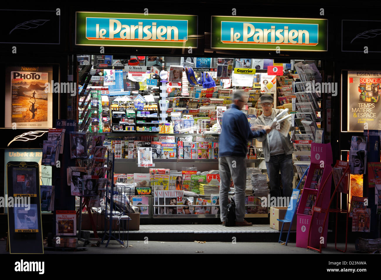 salesman and buyer discussing news at a newspaper stand in Paris Stock Photo