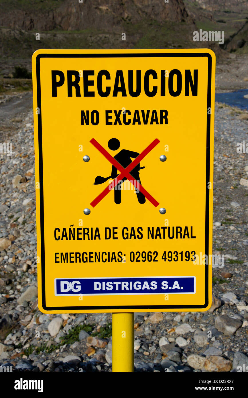 Warning sign in Spanish for underground gas line Stock Photo Alamy