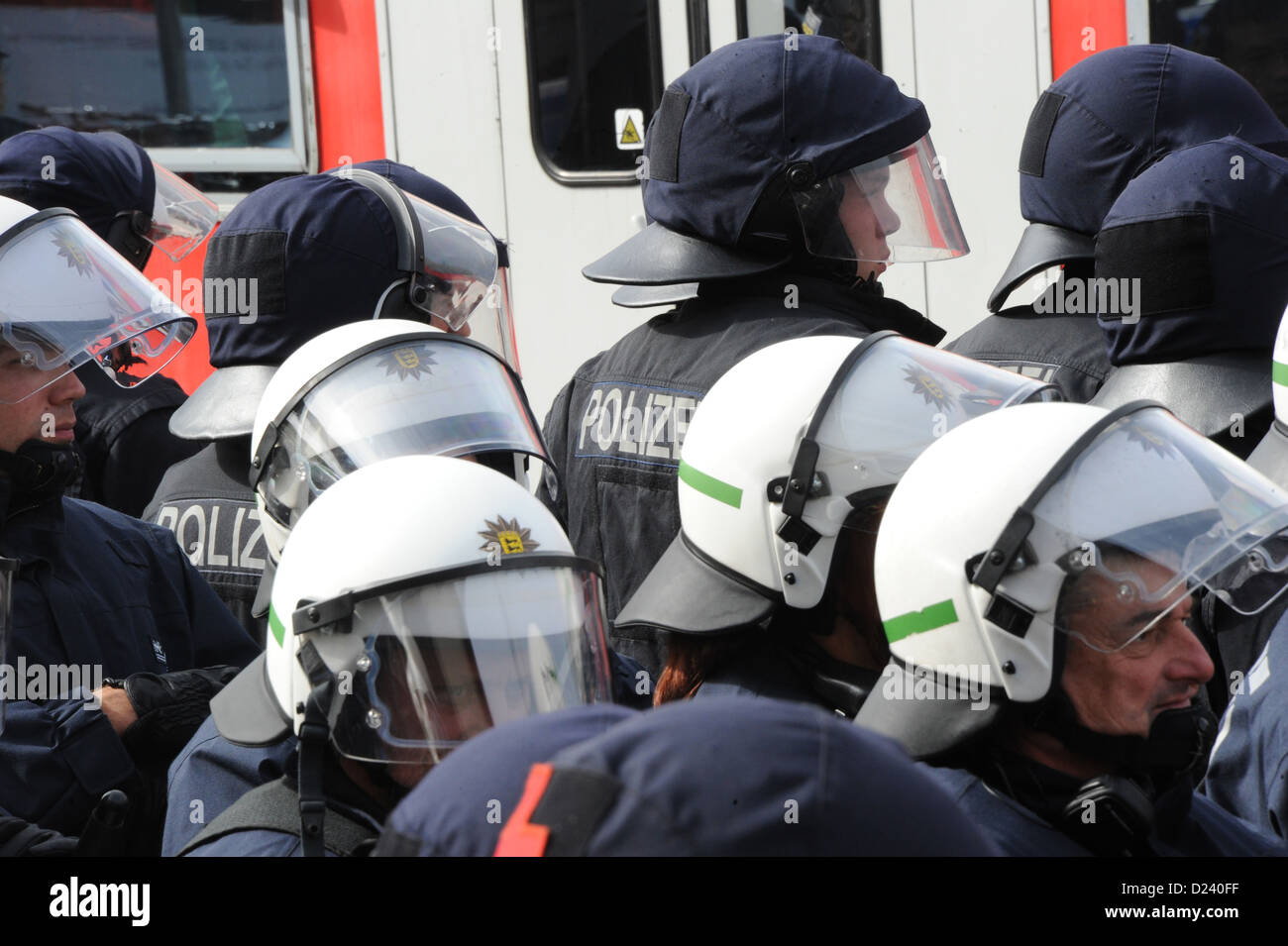At the station Karlsruhe-Durlach (Baden-Wuerttemberg) on 09/20/2012 action forces of the Federal Police and the National Police of Baden-Wuerttemberg and practice together the police intervention against risk Violent fan groups from the Soccer milieu at tr Stock Photo