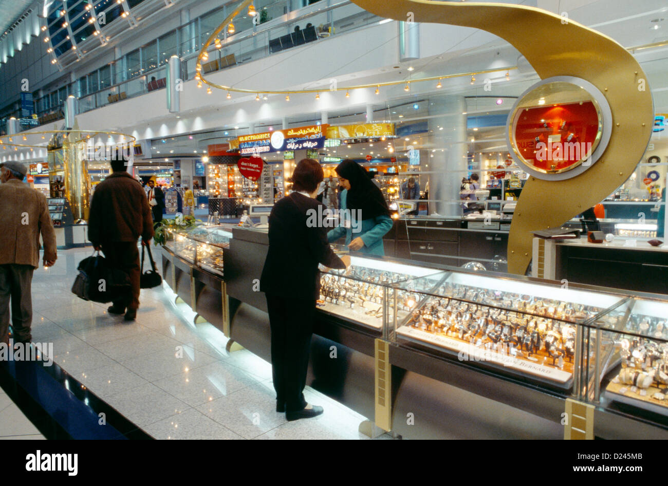 Dubai UAE Dubai Airport Duty Free Shops Stock Photo - Alamy