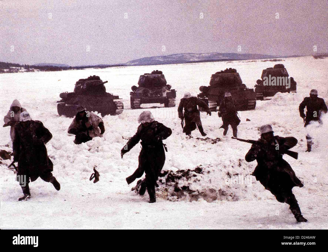 Stalingrad  Stalingrad  Die Maenner werden von russischen Panzern unter Beschuss genommen. Ihnen bleibt nur die Flucht. *** Stock Photo